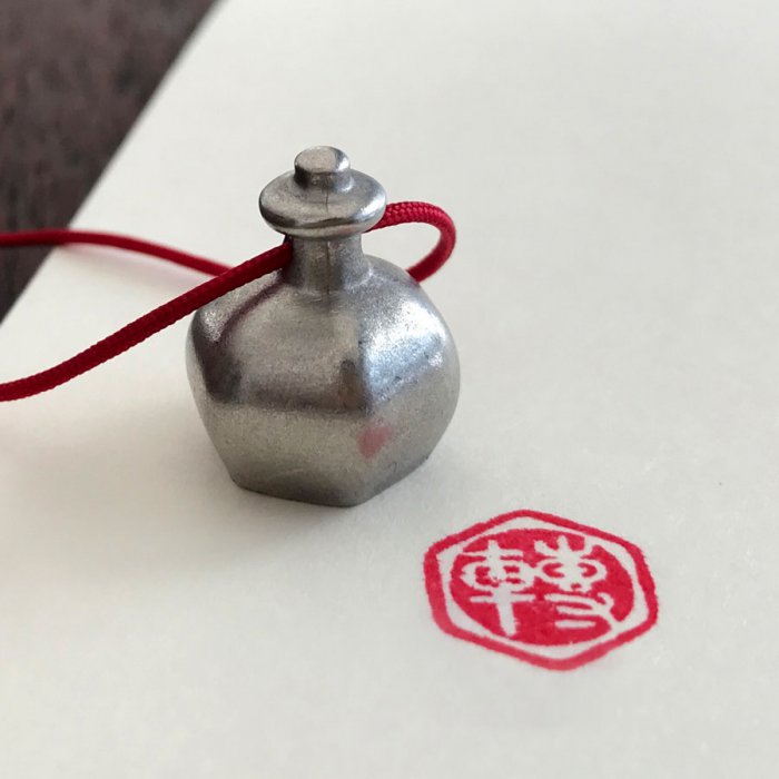 傳家瓶錫印吊飾｜轉