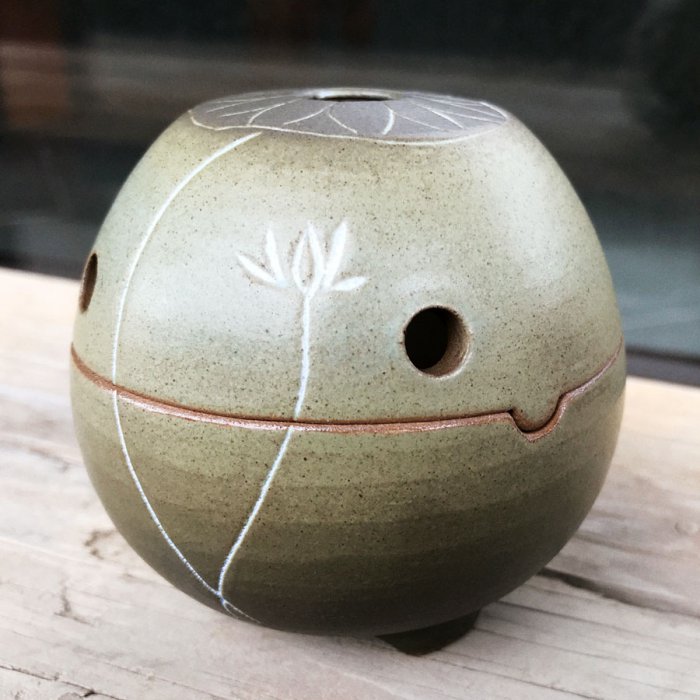 陶製水蓮香爐：直徑6.2cm（盤香）